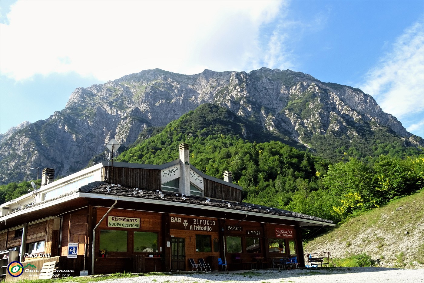 10 Corna grande (2089 m) vista dal Rif. Trifoglio (1330 m) ai Piani di Ceresola di Valtorta.JPG